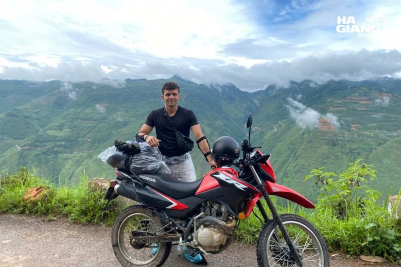 Solo motorbike rider Ha Giang self-drive adventure
