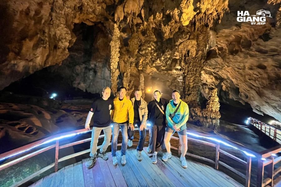 Travelers inside Nguom Ngao Cave exploring geological formations