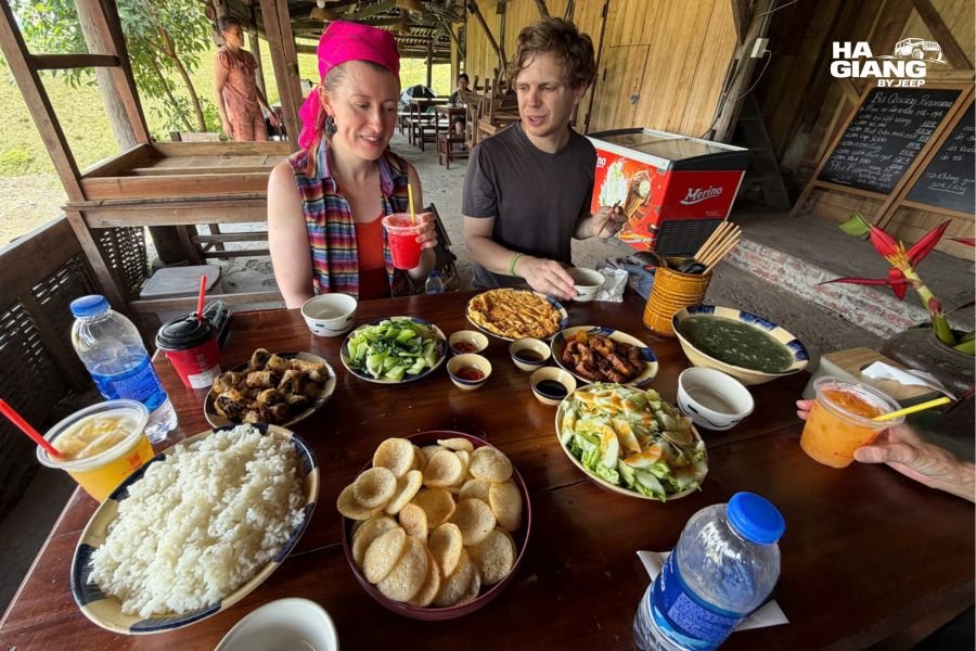 Break stop on Cao Bang to Hanoi journey with local refreshments and social time