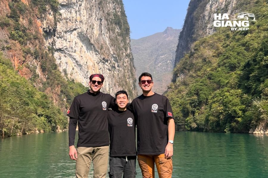 A boat trip on the Nho Que River through Tu San Canyon