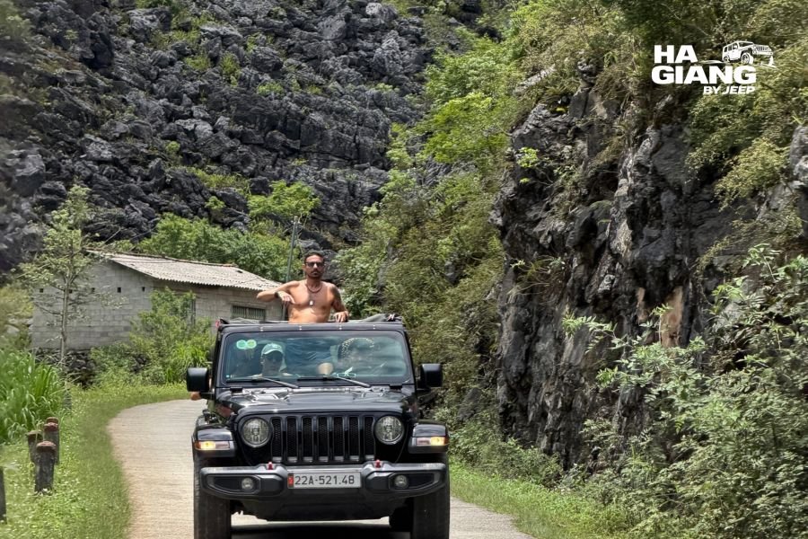 A jeep rounding a hairpin bend on Tham Ma Pass