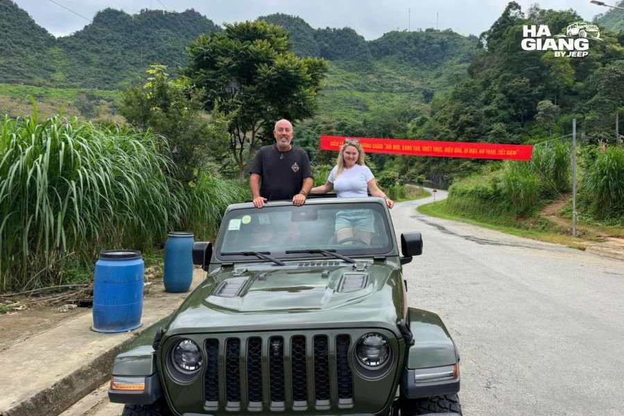 All weather jeep on the mountain road to Sung La and the Vuong Palace
