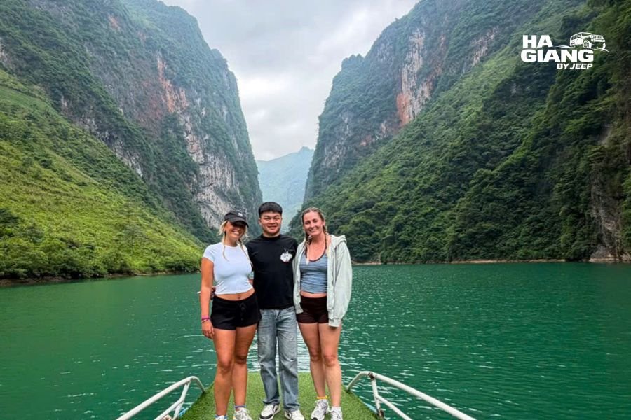 Boat trip on the Nho Que River in the gorge below Ma Pi Leng