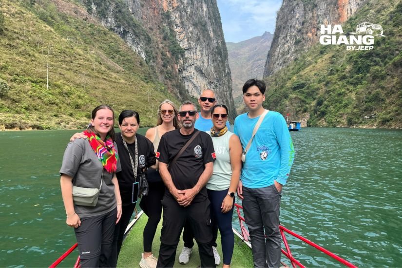 Boat trip on the Nho Que River through the Tu San gorge below Ma Pi Leng