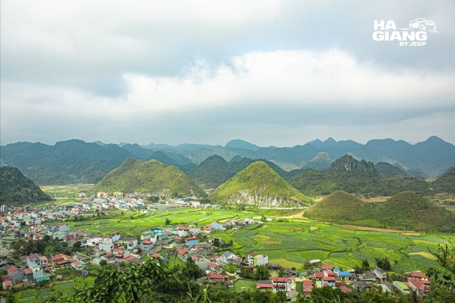 Close view of the Twin Mountains from Quan Ba Heaven's Gate