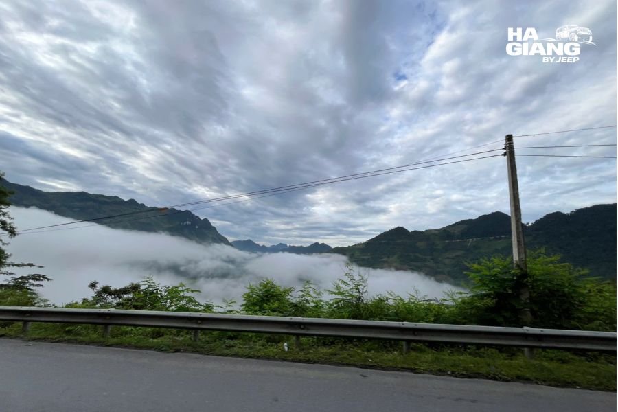Cloud rolling over the Quan Ba pass in the early morning
