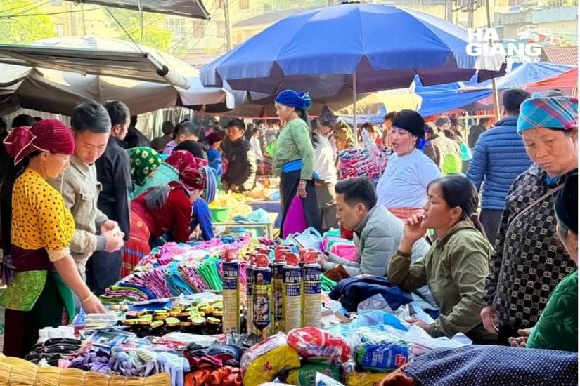 Colourful market scene at Meo Vac with local ethnic minority traders