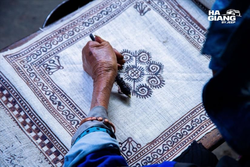 Hmong women weaving hemp cloth by hand at Lung Tam Linen Village in Ha Giang