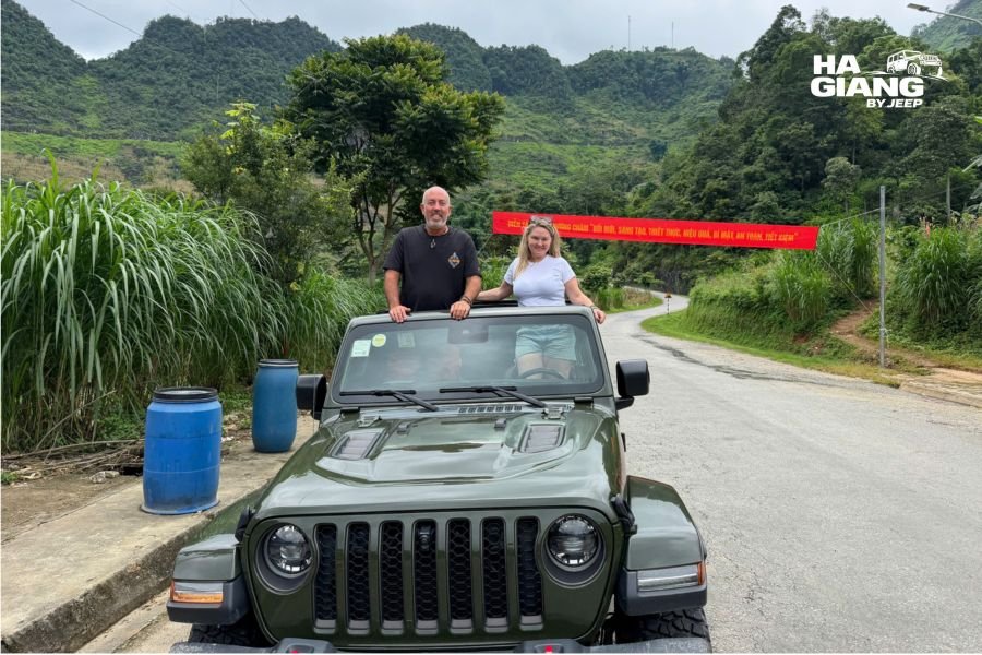 Meo Vac travel guide: open air jeep stop above the town in Ha Giang