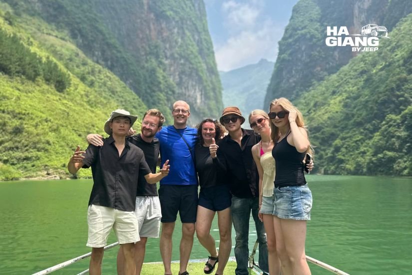 Boat trip on the Nho Que River through the Tu San gorge below Ma Pi Leng Pass