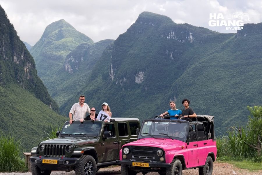 Open jeep stopped at a viewpoint on Ma Pi Leng Pass