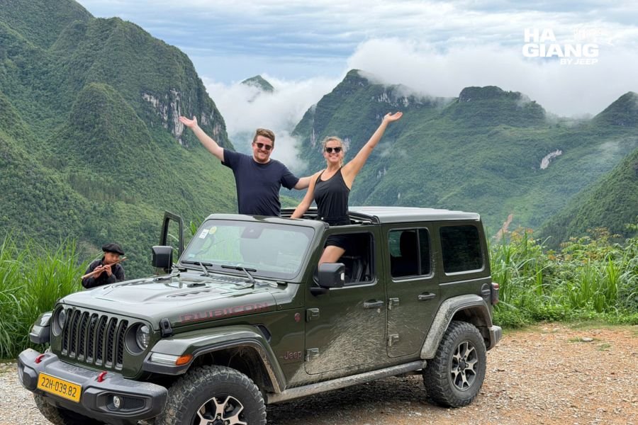 Open top private jeep on the Quan Ba pass in comfort