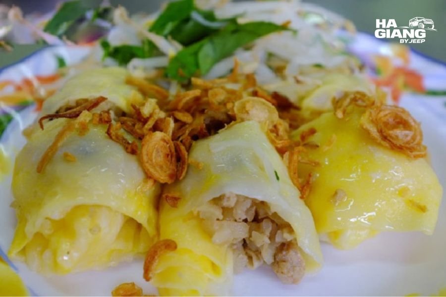 Roadside banh cuon trung breakfast stop on a Ha Giang jeep tour in September