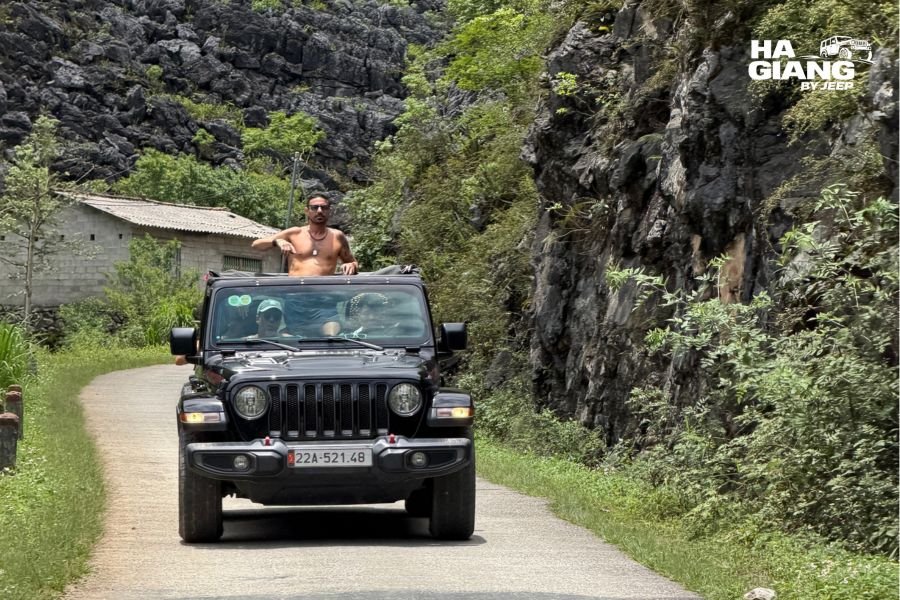 Serpentine mountain road from Ha Giang to Cao Bang, Ha Giang jeep route