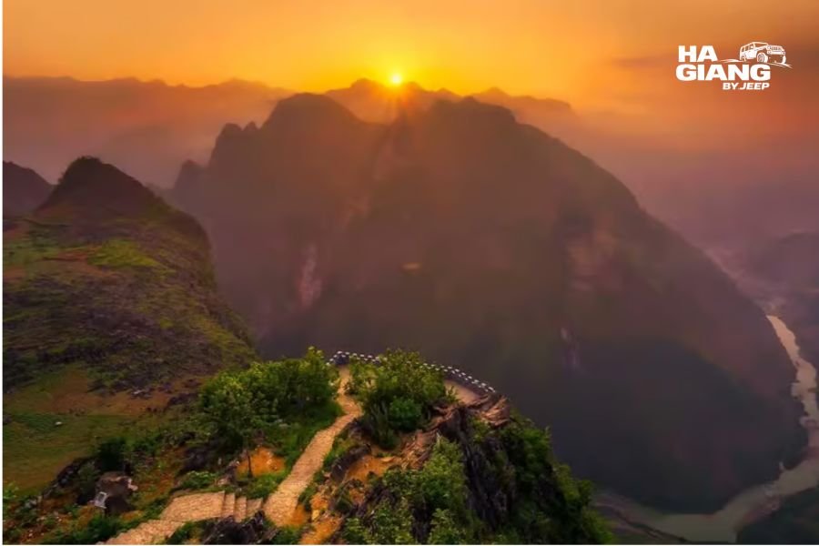 Sunset over the Meo Vac valley in Ha Giang