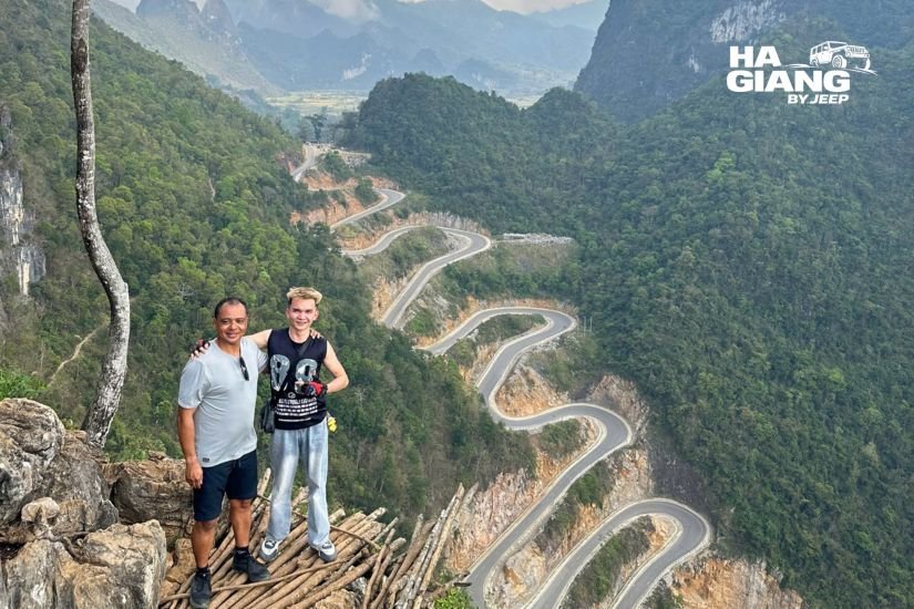 The 15 step pass on the road through Cao Bang