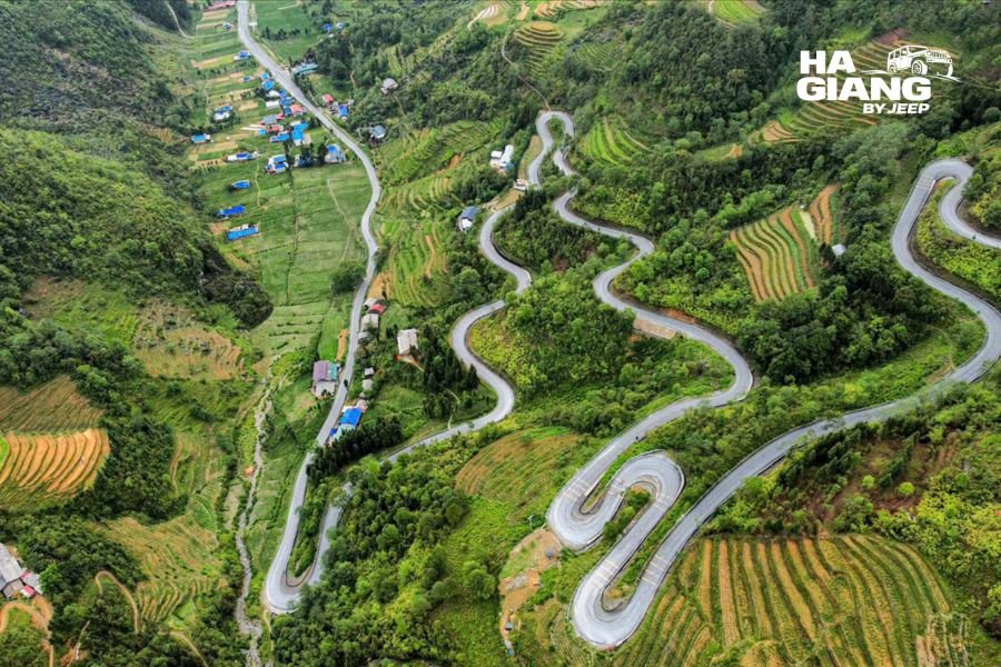 The Happiness Road winding along the cliffs of Ma Pi Leng Pass