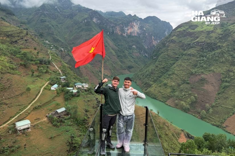 The Ma Pi Leng Pass road curving high above Tu San Canyon
