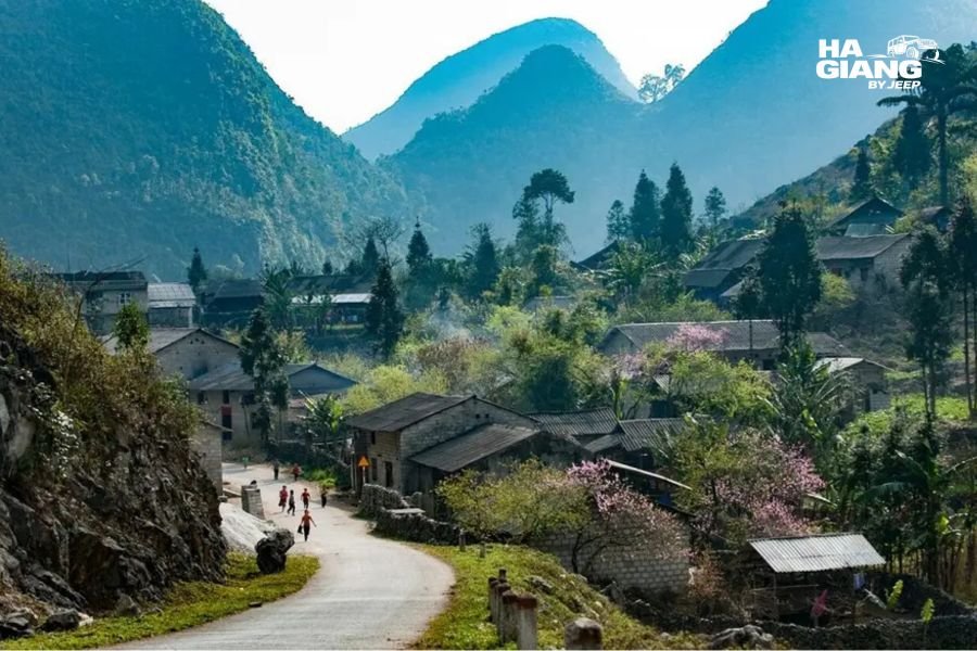 The sleepy old town of Pho Bang near Sung La