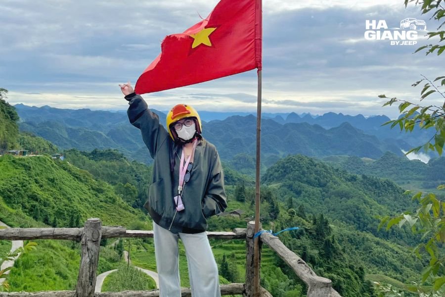 The viewpoint terrace at Quan Ba Heaven's Gate pass