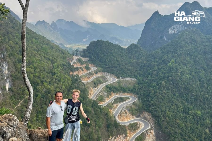 The winding 15 step pass road toward Cao Bang