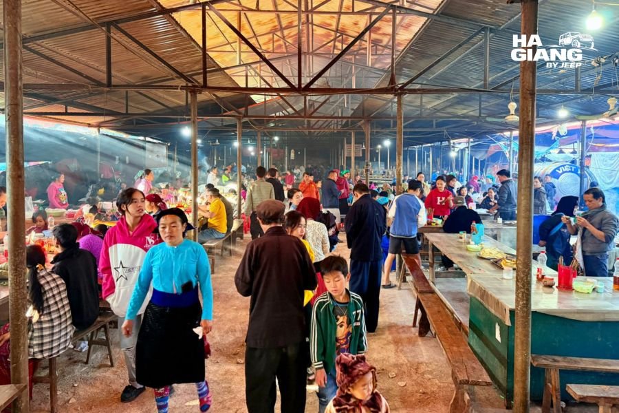 Traders and visitors at Khau Vai Love Market near Meo Vac