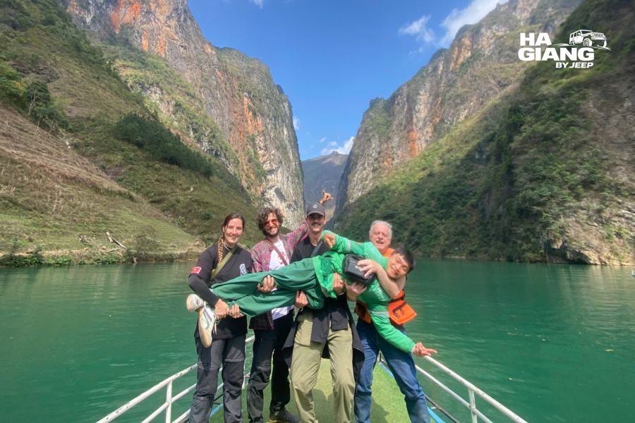 Travelers enjoying a Nho Que River boat trip in Ha Giang