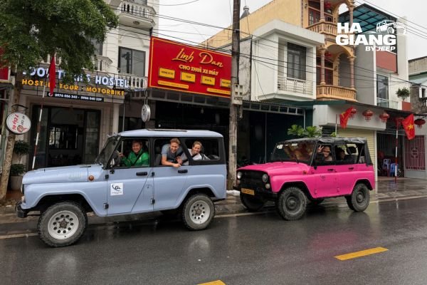 Travelers loading luggage into a private jeep in Ha Giang City