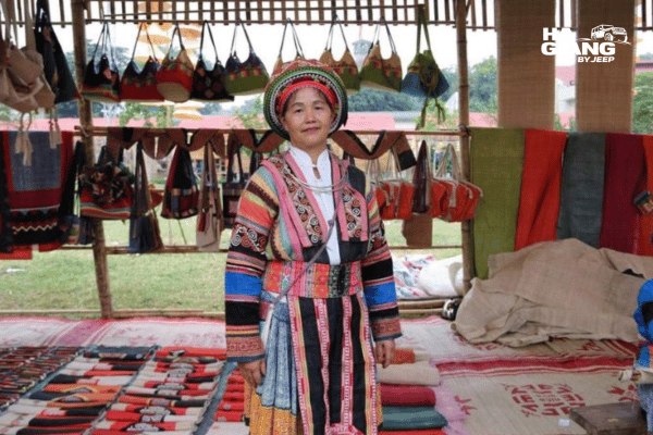 Weaver working hemp cloth at Lung Tam Linen Village near Quan Ba in Ha Giang