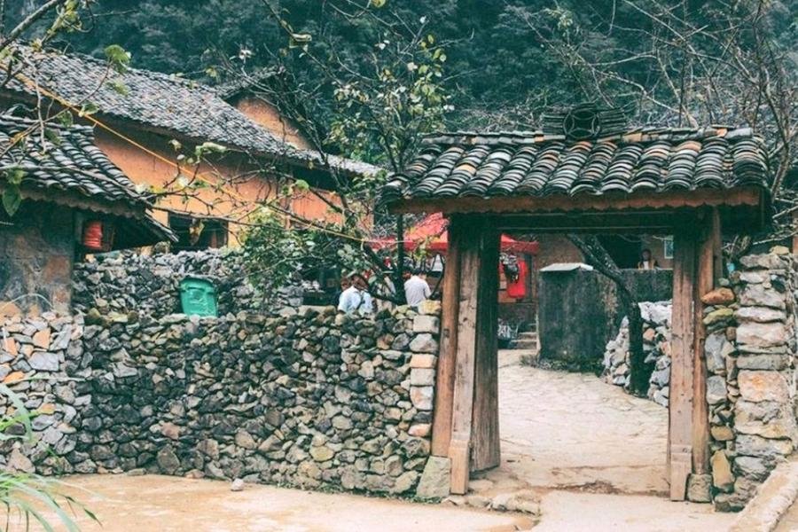 Traditional H'mong house at Pao's House in Lung Cam village near Sung La