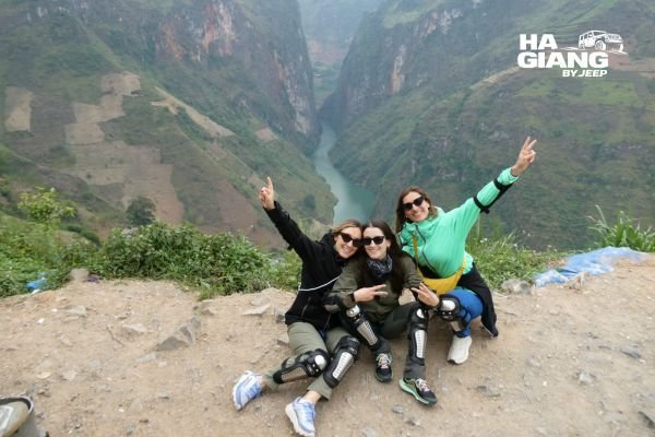 Nho Que River boat trip inside Ma Pi Leng canyon