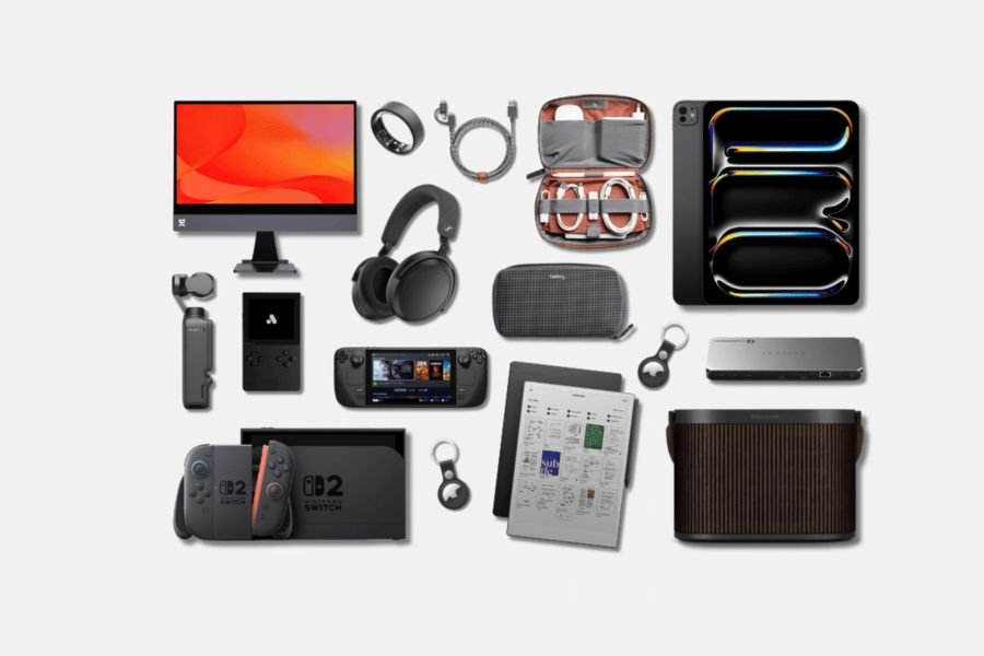 Flat-lay of tech items: power bank, USB cables, universal adapter, SD cards, and compression bags neatly arranged