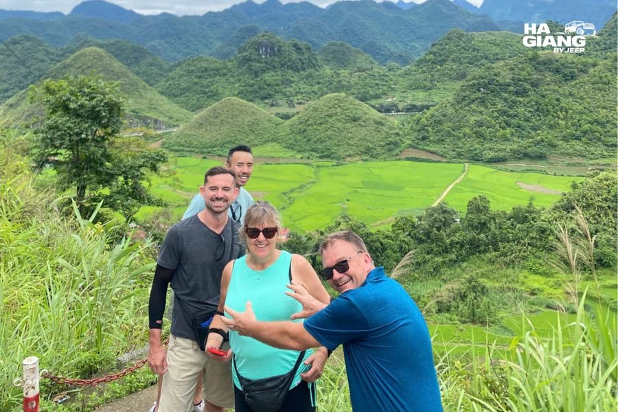 Group photo at the Quan Ba twin mountains viewpoint in Ha Giang
