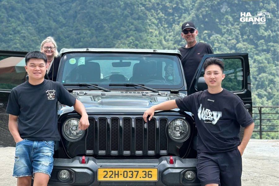 Ha Giang jeep tour what to expect: open top jeep parked at a Ma Pi Leng Pass viewpoint above the Nho Que River
