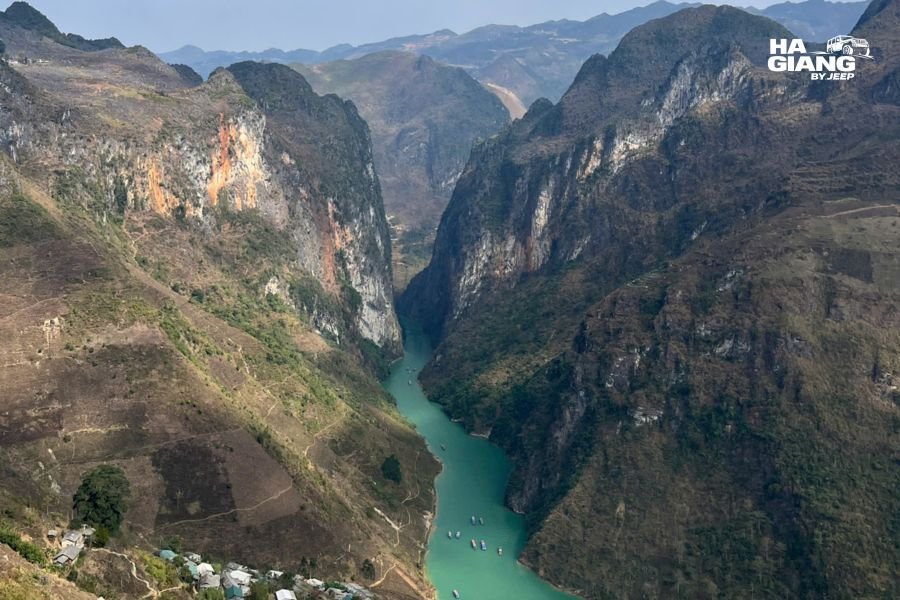 Nho Que River photographed from water level inside the Ma Pi Leng canyon