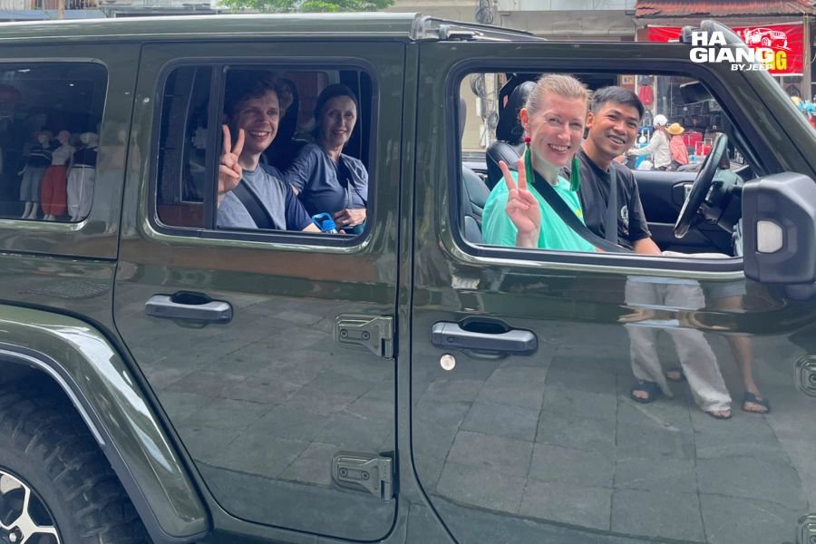 Private jeep navigating sharp hairpin turn on Khau Coc Cha Pass