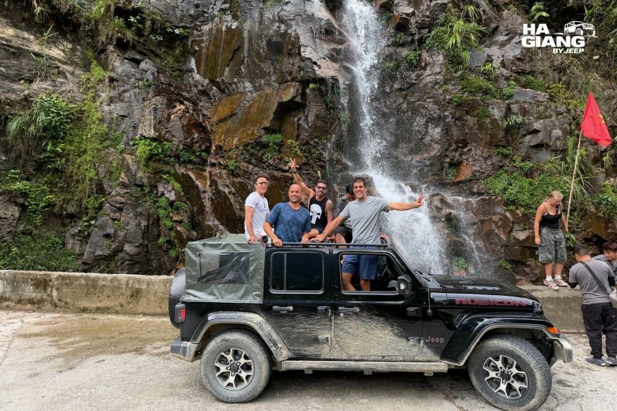 Private jeep parked at safe overlook on Khau Coc Cha Pass viewpoint