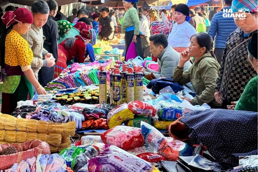 Sunday morning at Meo Vac market in Ha Giang