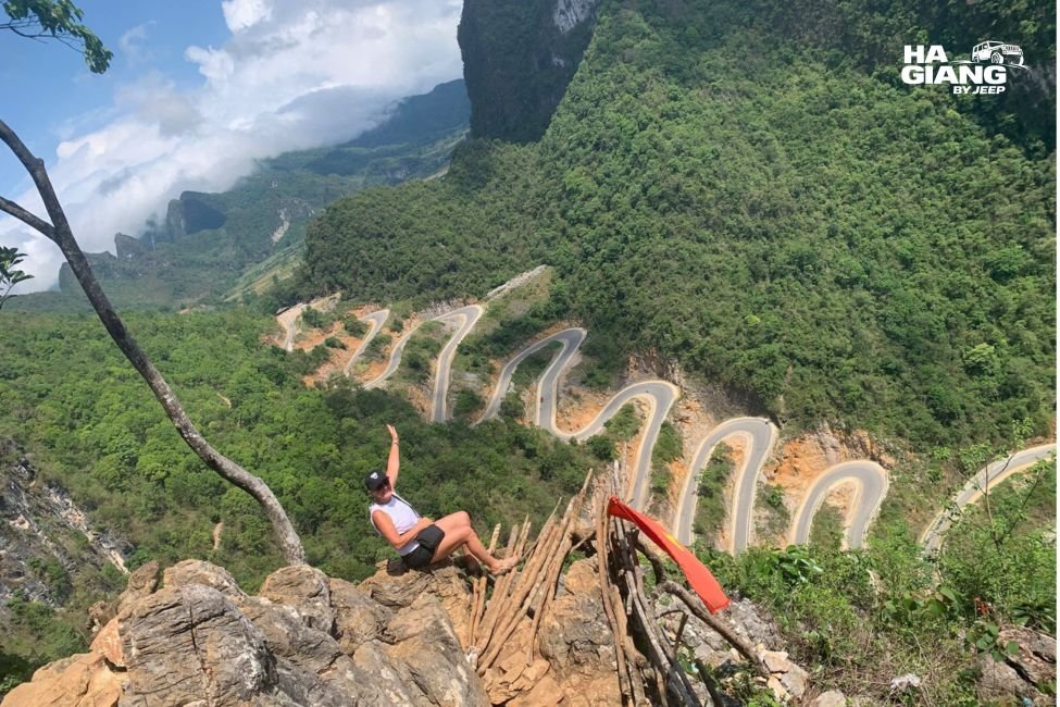 The 15 level pass near Bao Lac, hairpin bends stacked up the mountainside