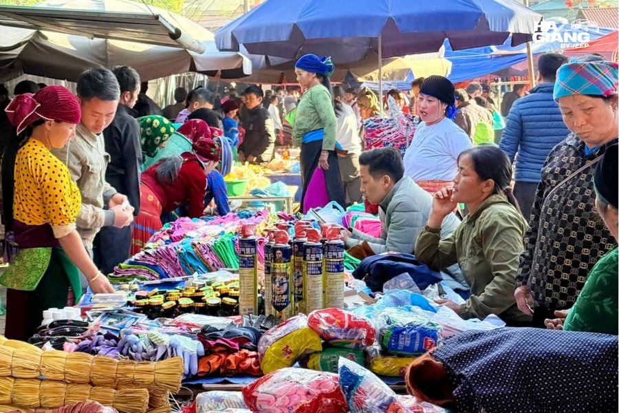 The Sunday morning crowd at Dong Van Market in Ha Giang