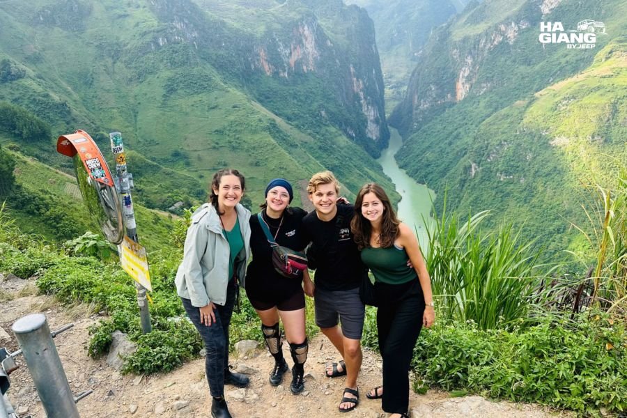 A clear morning above the Nho Que River on the Ha Giang Loop