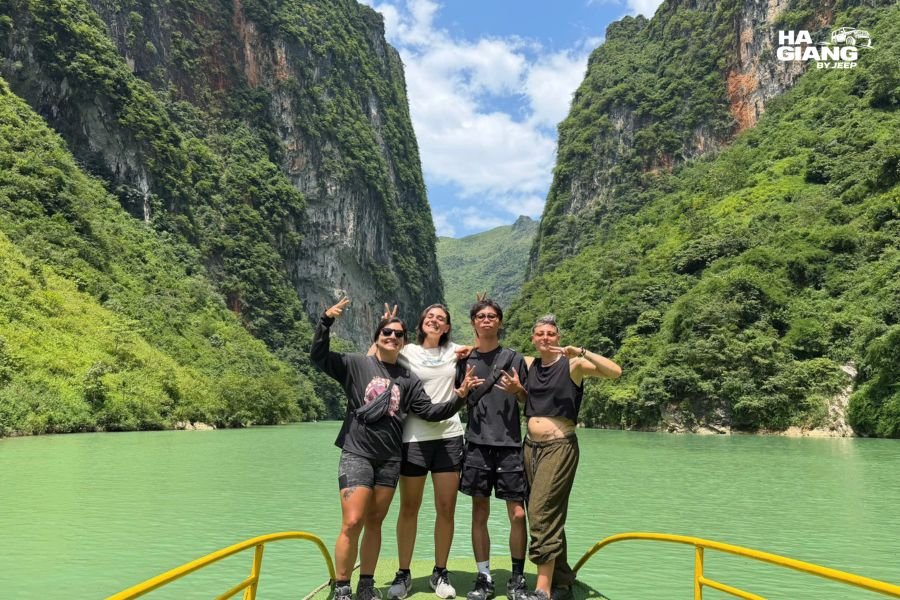 Boat trip through Tu San Canyon on the Nho Que River