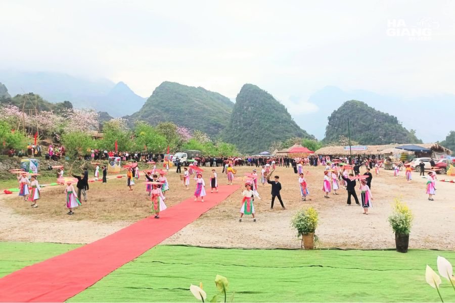 Crowds gathered on the hillside at Khau Vai Love Market in Meo Vac district, Ha Giang
