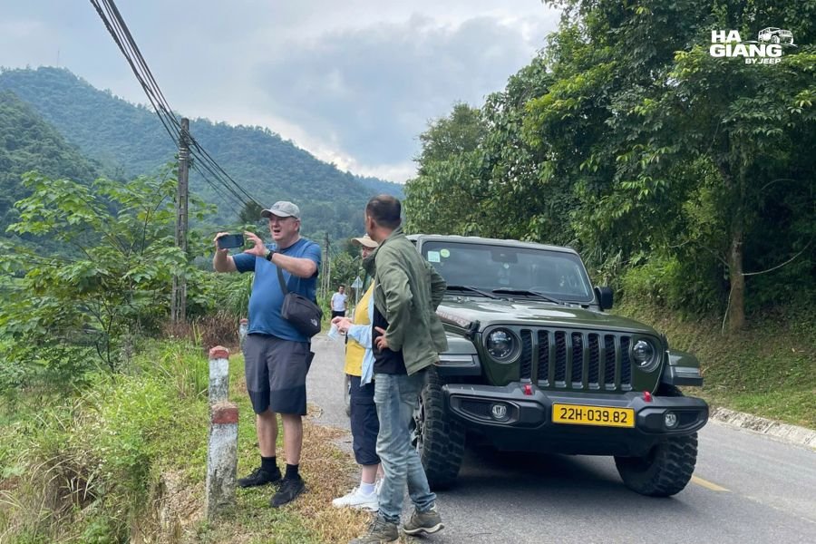 English speaking local driver talking with passengers in Ha Giang