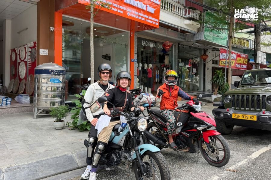 Ha Giang last minute booking: a traveler messaging an operator from Hanoi