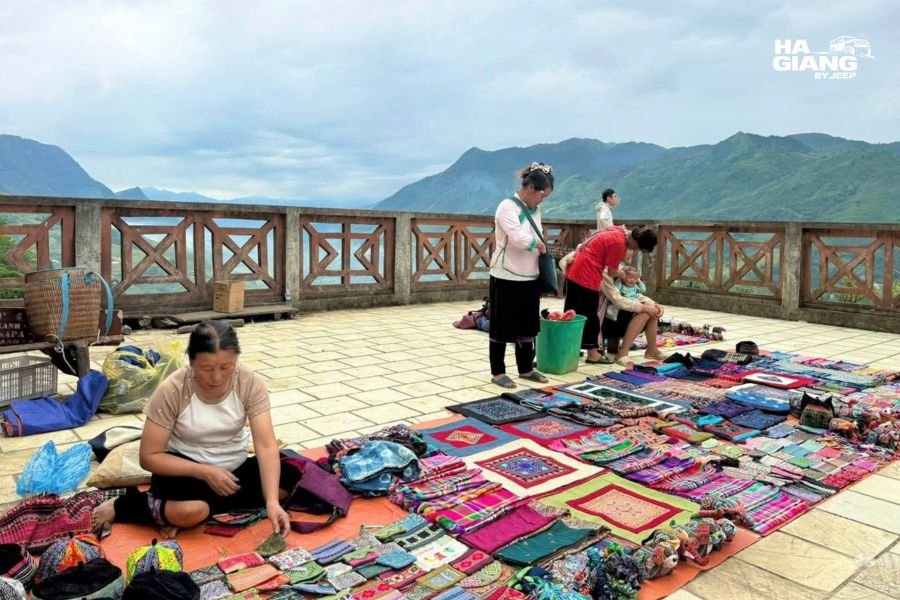 Hmong women selling textiles near Sapa
