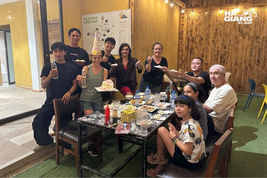 Homestay dinner in Ha Giang where travelers use Vietnamese phrases at the table