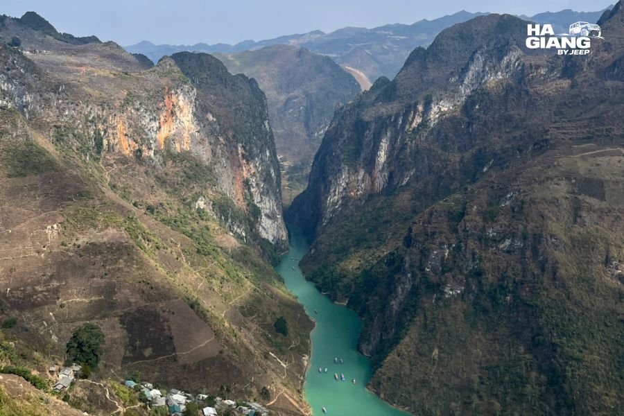 Ma Pi Leng Pass above the Nho Que River, a highlight of any Ha Giang jeep tour