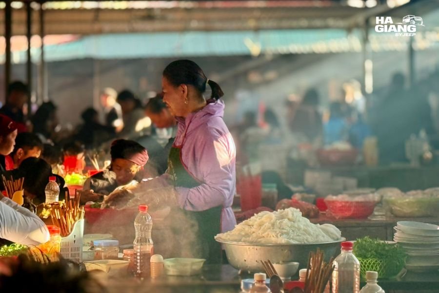 Meo Vac market day with local traders in Ha Giang