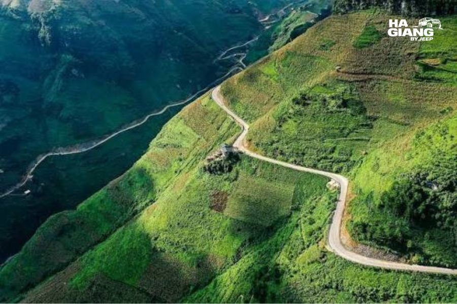 Mountain road from Meo Vac leading to Khau Vai Love Market in Ha Giang